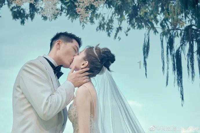 潘粤明和美女坐豪车同行，女方肤白颜值高，是新女友吗？