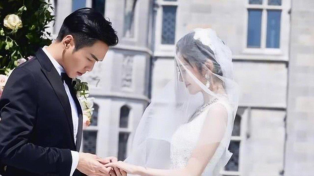 47岁的言承旭出席活动，眼神清澈，笑容羞涩一如当年