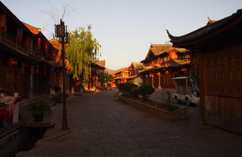 泰国网红分享一夫八妻生活,犹如古代皇帝后宫,还有女生待加入